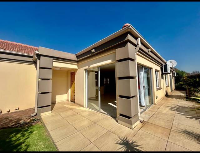 2 BEDROOM TOWNHOUSE FOR SALE IN VANDERBIJLPARK SW 1